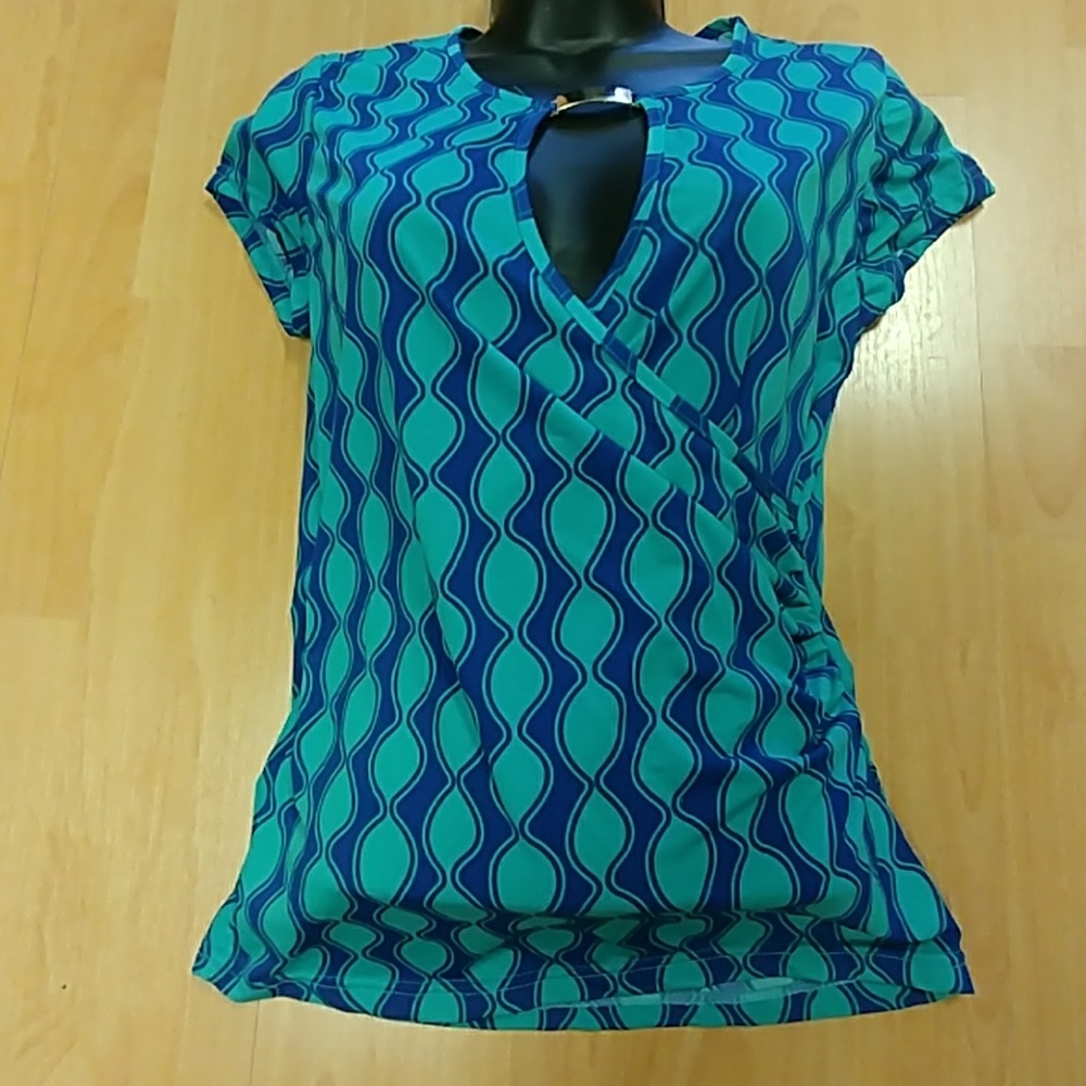 Jon & Anna Keyhole Neck Ruched Top - Picture 6 of 8